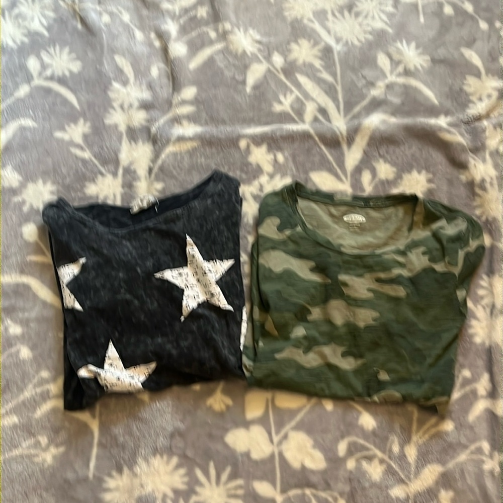 Essential BiBi/OLD NAVY Tee Bundle of 2 short sleeved- camouflage/ Stars Sz S💙